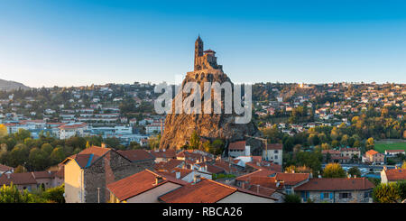 Frankreich, Auvergne-Rhone-Alpes, Haute-Loire, Le Puy-en-Velay. Saint-Michel d'Aiguilhe Kapelle, oben auf dem Felsen gebaut der Rückkehr von der Pilgerreise des Heiligen Jakobus zu feiern. Stockfoto