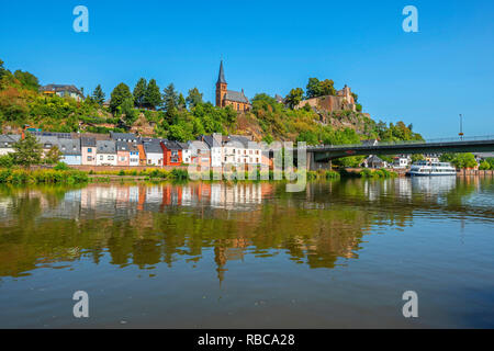 Blick in Saarburg Saarburg mit Schloss und Saar, Rheinland-Pfalz, Deutschland Stockfoto