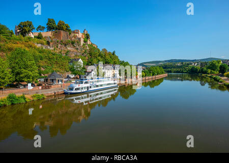 Blick in Saarburg Saarburg mit Schloss und Saar, Rheinland-Pfalz, Deutschland Stockfoto