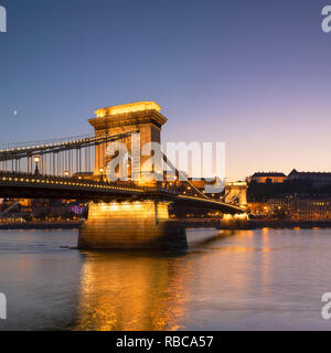 Kettenbrücke (Szechenyi Lanchid) bei Dämmerung, Budapest, Ungarn
