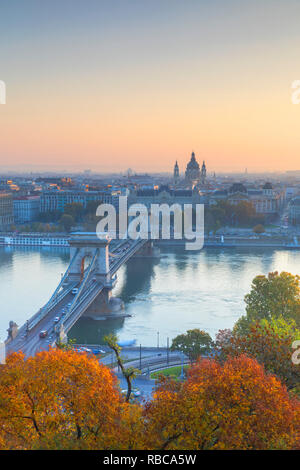 Kettenbrücke (Széchenyi Brücke) und der Donau und bei Sonnenaufgang, Budapest, Ungarn Stockfoto