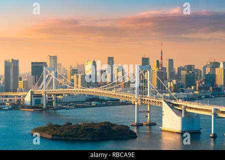 Rainbow Bridge und der Bucht von Tokio und Odaiba, Tokio, Region Kanto, Japan. Stockfoto