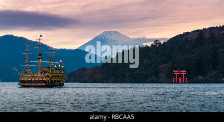 Hakone, Präfektur Kanagawa, Honshu, Japan. Rote Torii Tor auf dem See Ashi und Mount Fuji im Hintergrund. Stockfoto