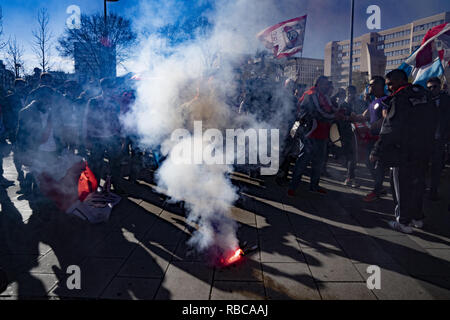 Fans und genießen Sie die Atmosphäre, wie Sie am Paseo de Castellana am Tag ihr Team der Copa CONMEBOL Libertadores zweite Bein abschließenden Spiel sammeln, zwischen River Plate und Boca Juniors, Madrid, Spanien Mit: Atmosphäre Wo: Madrid, Gemeinschaft von Madrid, Spanien Wann: 09 Dec 2018 Credit: Oscar Gonzalez/WENN.com Stockfoto