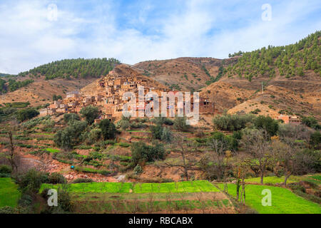 Berber Dorf in der Nähe von Oukaimeden, Provinz Al Haouz, Hoher Atlas, Marokko Stockfoto