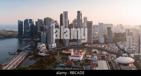 Ansicht des Geschäftsviertels bei Sonnenuntergang, Singapur Stockfoto