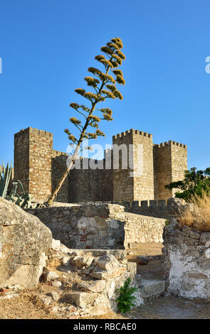 Das Schloss von Trujillo, die auf der 9. bis 12. Jahrhundert steht auf dem höchsten Punkt der Stadt. Es wurde über die Reste einer alten maurischen Zitadelle aufgeworfen. Trujillo, Spanien Stockfoto