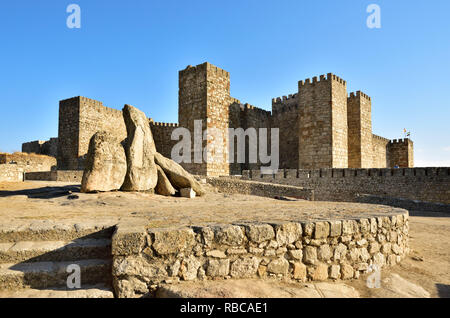 Das Schloss von Trujillo, die auf der 9. bis 12. Jahrhundert steht auf dem höchsten Punkt der Stadt. Es wurde über die Reste einer alten maurischen Zitadelle aufgeworfen. Trujillo, Spanien Stockfoto