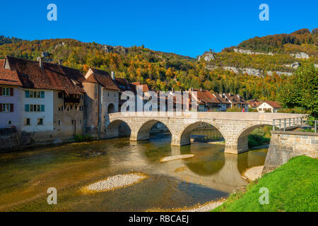 St. Ursanne mit Fluss Doubs, Jura, Schweiz Stockfoto