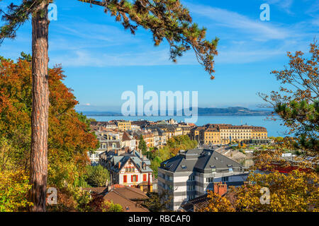 Neuenburg mit Lac de Neuchatel und Berner Alpen, Neuchatel, Schweiz Stockfoto