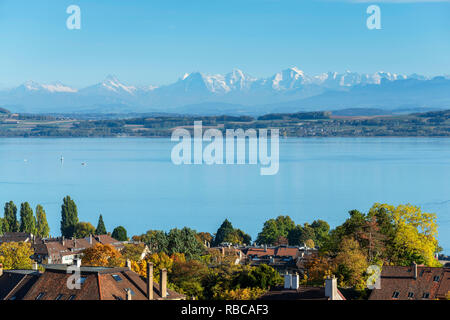 Neuenburg mit Lac de Neuchatel und Berner Alpen, Neuchatel, Schweiz Stockfoto