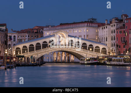 Die Rialtobrücke und den Canale Grande in der Nacht in Venedig, Italien. Stockfoto