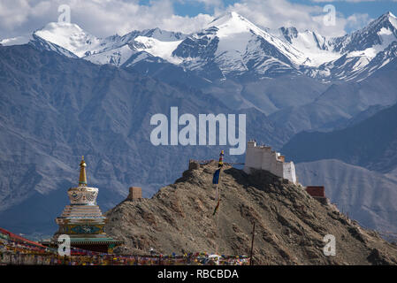Tsemo Maitreya Tempel mit Großen Himalaya im Hintergrund in Leh, Ladakh, Indien Stockfoto