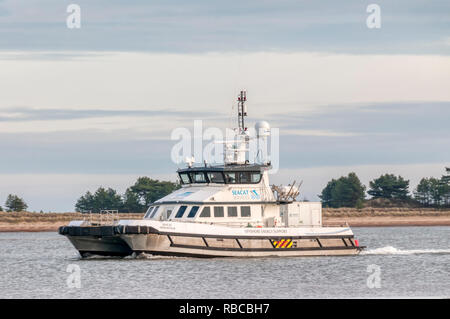 Seacat Bemühen, eine Offshore Energy Support Vessel, verlassen den Hafen von Wells, Wells-next-the-Sea, North Norfolk. Stockfoto