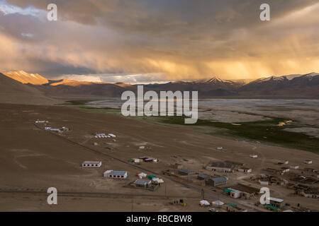 Schöne Aussicht auf den Sonnenuntergang von Thukje Dorf in der Nähe der Tso Kar See in Ladakh, Indien Stockfoto