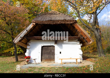 Ein einzelnes Gebäude von der so genannten Reihe von Weinkellern Freilichtmuseum in Cak, Ungarn. Kleines Haus für Sie Trauben und Lagern von Früchten, especi Stockfoto