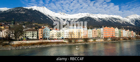 Winter Panorama auf Innsbruck mit Schnee Berge in den Rücken fallen, Stockfoto