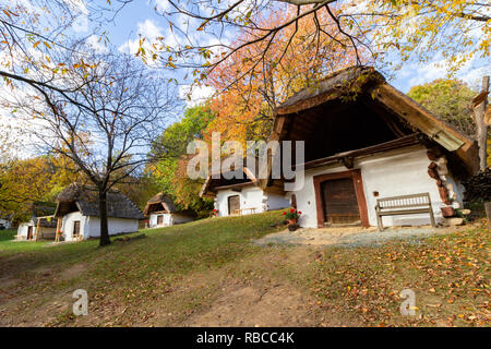 Casa pincesor (Zeile der Weinkeller in der Cak) Open-air Museum, Cak, Ungarn. Stockfoto