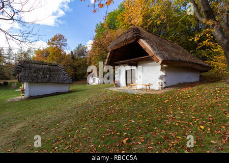 Casa pincesor (Zeile der Weinkeller in der Cak) Open-air Museum, Cak, Ungarn. Stockfoto