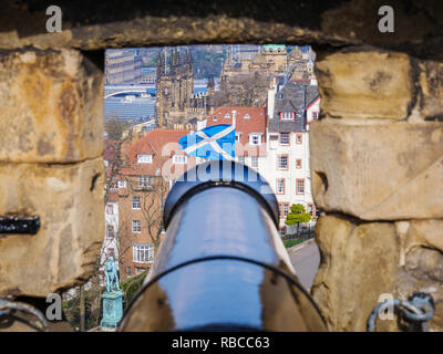 Bild des alten schwarz Canon Ziel von Burg auf schottische Flagge