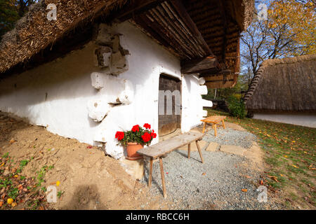 Ein einzelnes Gebäude von der so genannten Reihe von Weinkellern Freilichtmuseum in Cak, Ungarn. Kleines Haus für Sie Trauben und Lagern von Früchten, especi Stockfoto