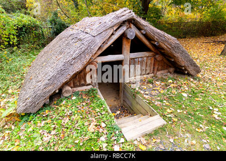 Rekonstruktion eines keltischen Eisenzeit strohgedeckten pit-house bei Velem, Ungarn. Stockfoto