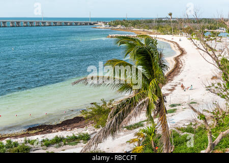Bahia Honda Key, USA - Mai 1, 2018: Florida State Park Bucht in Insel mit Strand, Küste, Strand, Leute sitzen auf Stühlen nach Hurrikan Irma dest Stockfoto