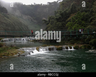 HUANGGUOSHU, Stadt Anshun, Guizhou, China - 10. Dezember 2018: Die Hängebrücke über den Fluss Huangguoshu Great Falls - Imagen Stockfoto