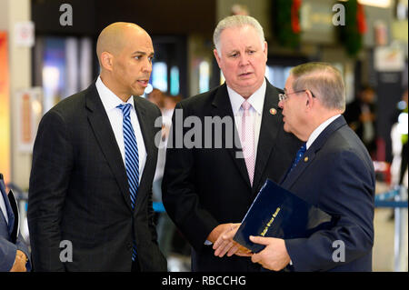 Der US-Senator Cory Booker (D-NY), US-Vertreter Albio Vererber (D-NJ) und US-Senator Bob Menéndez (D-NJ) auf einer Pressekonferenz am Newark Liberty International Airport gesehen ein Ende der teilweise Government Shutdown verlassen Tausende von Arbeitnehmern in New Jersey ohne Bezahlung zu verlangen und die Auswirkungen der verlorenen Dienstleistungen sich national zu markieren. Am Newark Liberty International Airport in Newark, New Jersey am 8. Januar 2019. Stockfoto