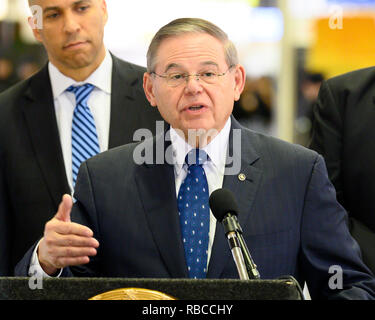 Der US-Senator Bob Menéndez (D-NJ) beobachtet, als er bei einer Pressekonferenz am Newark Liberty International Airport ein Ende der teilweise Government Shutdown verlassen Tausende von Arbeitnehmern in New Jersey ohne Bezahlung zu verlangen und die Auswirkungen der verlorenen Dienstleistungen sich national zu markieren. Am Newark Liberty International Airport in Newark, New Jersey. Stockfoto