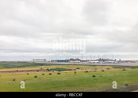 Keflavik, Island - 14. Juni 2018: Icelandair internationaler Flughafen mit Flugzeugen auf der Piste mit Blick aus dem Fenster über Hohe Betrachtungswinkel Stockfoto