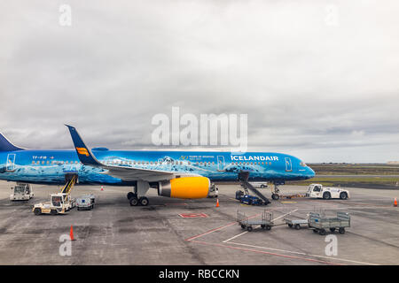 Keflavik, Island - 14. Juni 2018: Icelandair blauen Flugzeug auf der Piste mit Aussicht vom Fenster geparkt vor hohen Winkel in internationalen Flughafen Stockfoto