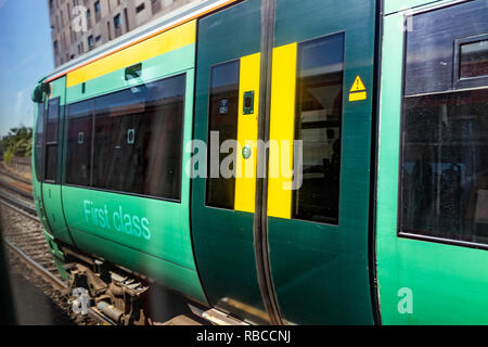 London, UK, 28. Juni 2018: Die südliche Rampe grüne U-U-Bahn in London Victoria Station Eisenbahnschienen Bewegung Bewegung mit grünen first class Zeichen Stockfoto