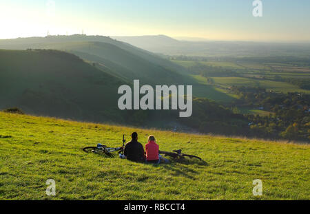 Radfahrer geniessen den Sonnenuntergang am Devils Dyke, in der Nähe von Brighton, in der South Downs National Park. Stockfoto