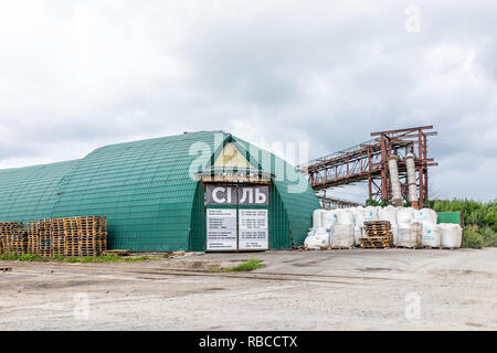 Riwne, Ukraine - Juli 23, 2018: Salz Fabrik, die mit ukrainischen kyrillische Zeichen an der Tür in der Stadt Straße Gebäude, industrielle Komplex Stockfoto