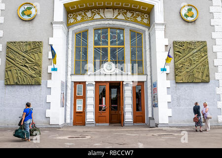 Riwne, Ukraine - Juli 25, 2018: Eingang der Eisenbahn Eisenbahn Bahnhof Terminal historischen Gebäudes in der westlichen Ukraine, Leute stehen wit Stockfoto