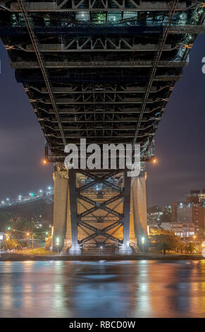 Von unten nach oben Blick auf die Hafenbrücke in Sydney Australien, Nachtfotografie mit Spiegelung auf dem Wasser Stockfoto