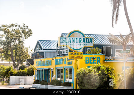 Islamorada, USA - Mai 2, 2018: Florida Keys, Bier Firmenschild mit gelb blau bunt Farben auf brennerei Brauerei Strand Gebäude im Dorf isl Stockfoto