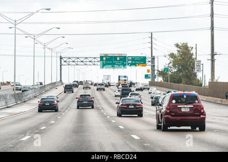 Miami, USA - Mai 2, 2018: Straße Straße Straße grüne Schilder für den internationalen Flughafen in Florida mit Text, sunpass Maut Stockfoto