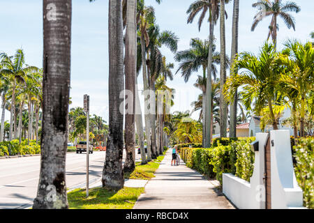 Hollywood, USA - Mai 6, 2018: Stadt Stadt Straße während der sonnigen Tag in Florida East Coast im Norden von Miami Beach mit Menschen zu Fuß auf dem Bürgersteig durch die Reihe der t Stockfoto