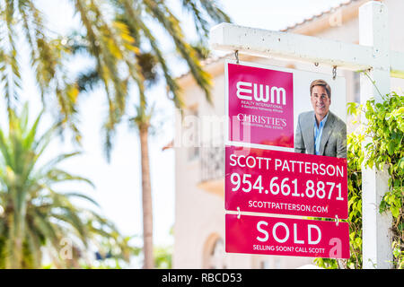 Hollywood, USA - Mai 6, 2018: Nahaufnahme von roten Immobilienmakler Zeichen auf der Straße während der sonnigen Tag in Florida East Coast im Norden von Miami Beach mit Residenzappartementhaus Stockfoto