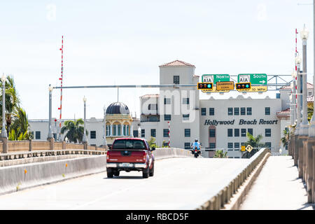 Hollywood, USA - Mai 6, 2018: Florida Miami Beach Broward Bereich mit und Brücke Straße Straße während der sonnigen Tag und Zeichen Stockfoto