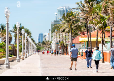 Hollywood, USA - Mai 6, 2018: Beach Boardwalk in Florida Miami Stadtbild mit sonniger Tag und Menschen zu Fuß auf der Promenade Küste von Cafes und Restaurants Stockfoto