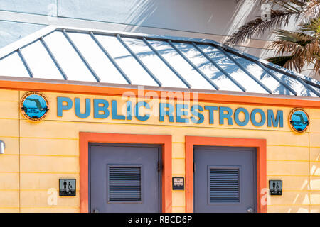 Hollywood, USA - Mai 6, 2018: Beach Boardwalk in Florida Miami Broward County mit Nahaufnahme des lebendigen Farben orange gelb Gebäude Zeichen für öffentliche Res Stockfoto