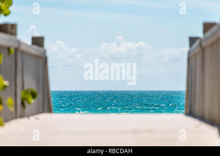 Hollywood, USA Beach Boardwalk in Florida Miami mit holzstufen Treppe und niemand mit Bokeh verschwommen unscharfen Vordergrund von Blue Ocean Wasser während der da Stockfoto