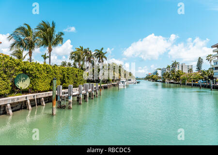 Bal Harbour, USA - Mai 8, 2018: Die Landschaft oder das Stadtbild in Miami Florida mit Green Ocean Biscayne Bay Hintergrund hohe Betrachtungswinkel und Paradise idyllischen Stockfoto