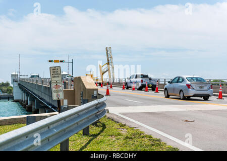 Bal Harbour, USA - Mai 8, 2018: Miami, Florida mit Biscayne Bay Intracoastal Water, Zugbrücke, die auf breiten Causeway und Autos im Verkehr Stockfoto