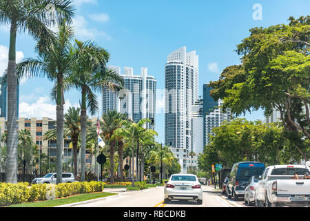 Sunny Isles Beach, USA - Mai 8, 2018: Moderne Gemeinschaft Stadt im Norden von Miami, Florida, mit lokalen Straße Straße und auto im verkehr Blick auf Luxus hotel Ap Stockfoto