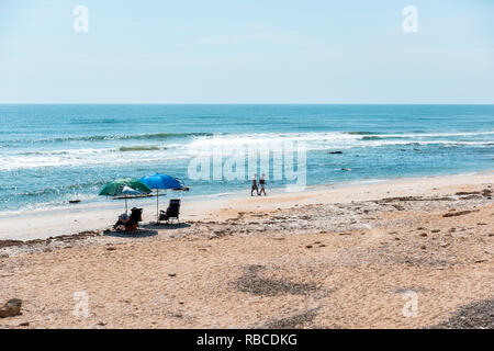 Marineland, USA - 10. Mai 2018: Fluß zum Meer bewahren im nördlichen Florida Beach, die der hl. Augustinus mit Felsen, Wellen und Sand Menschen an einem sonnigen Tag, umbrel Stockfoto