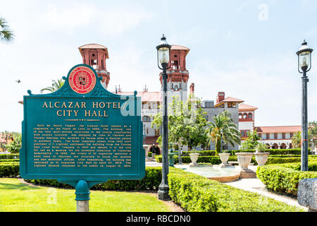St. Augustine, USA - 10. Mai 2018: Flagler College mit niemand durch Florida Architektur, berühmte historische Stadt Universität mit Alcazar Hotel Rathaus s Stockfoto